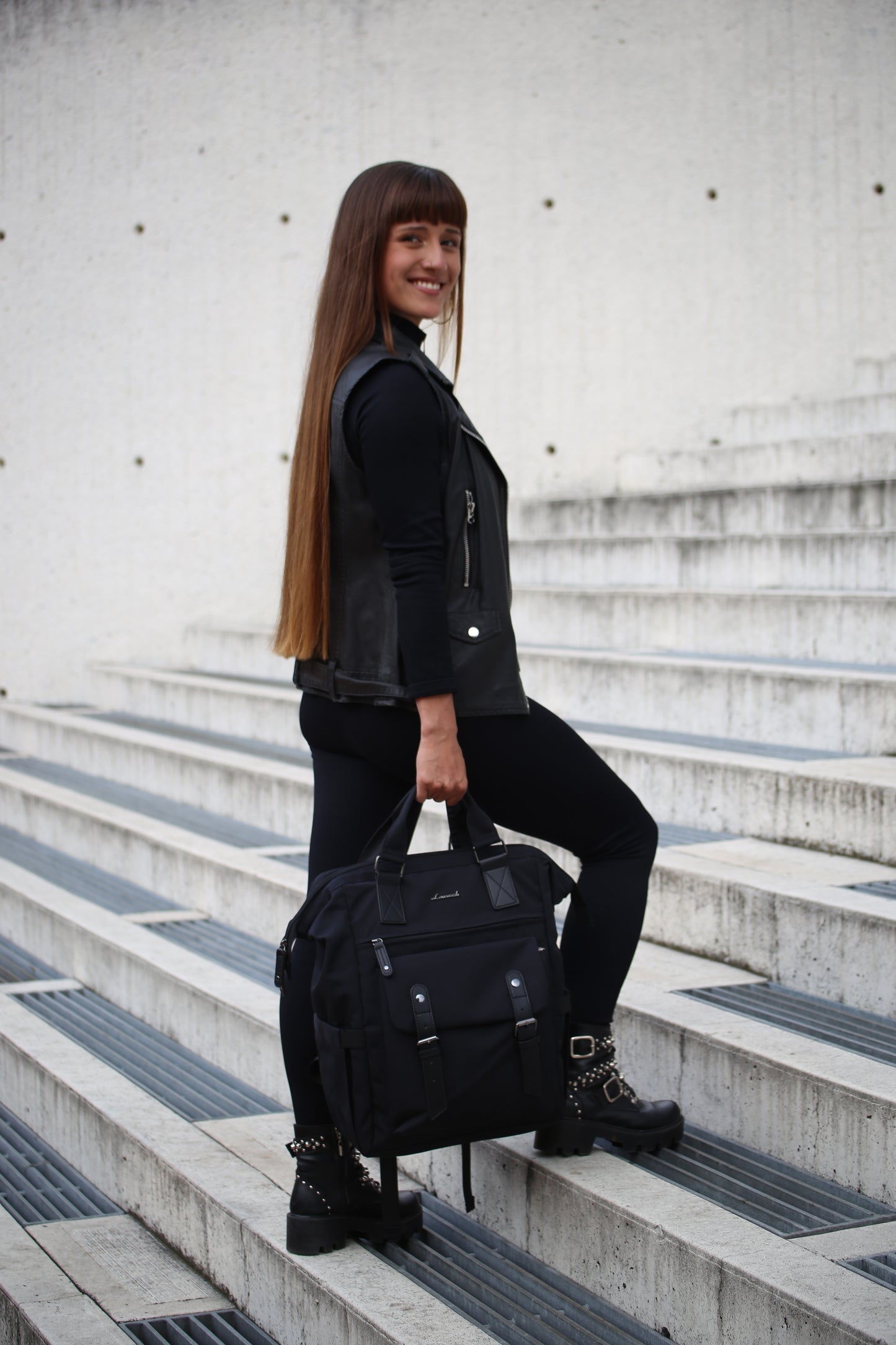Morral poliéster con 22 bolsillos color negro