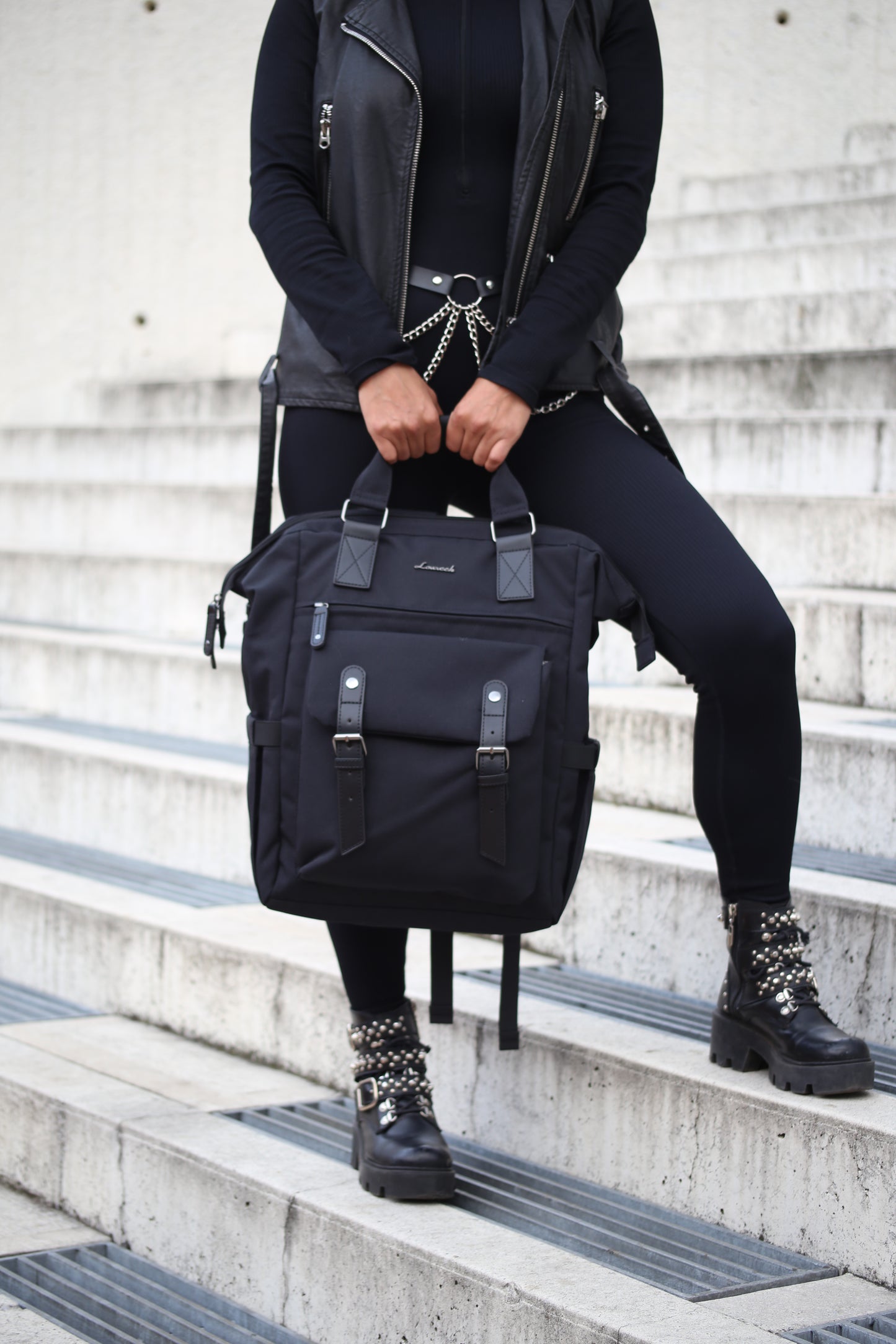 Morral poliéster con 22 bolsillos color negro
