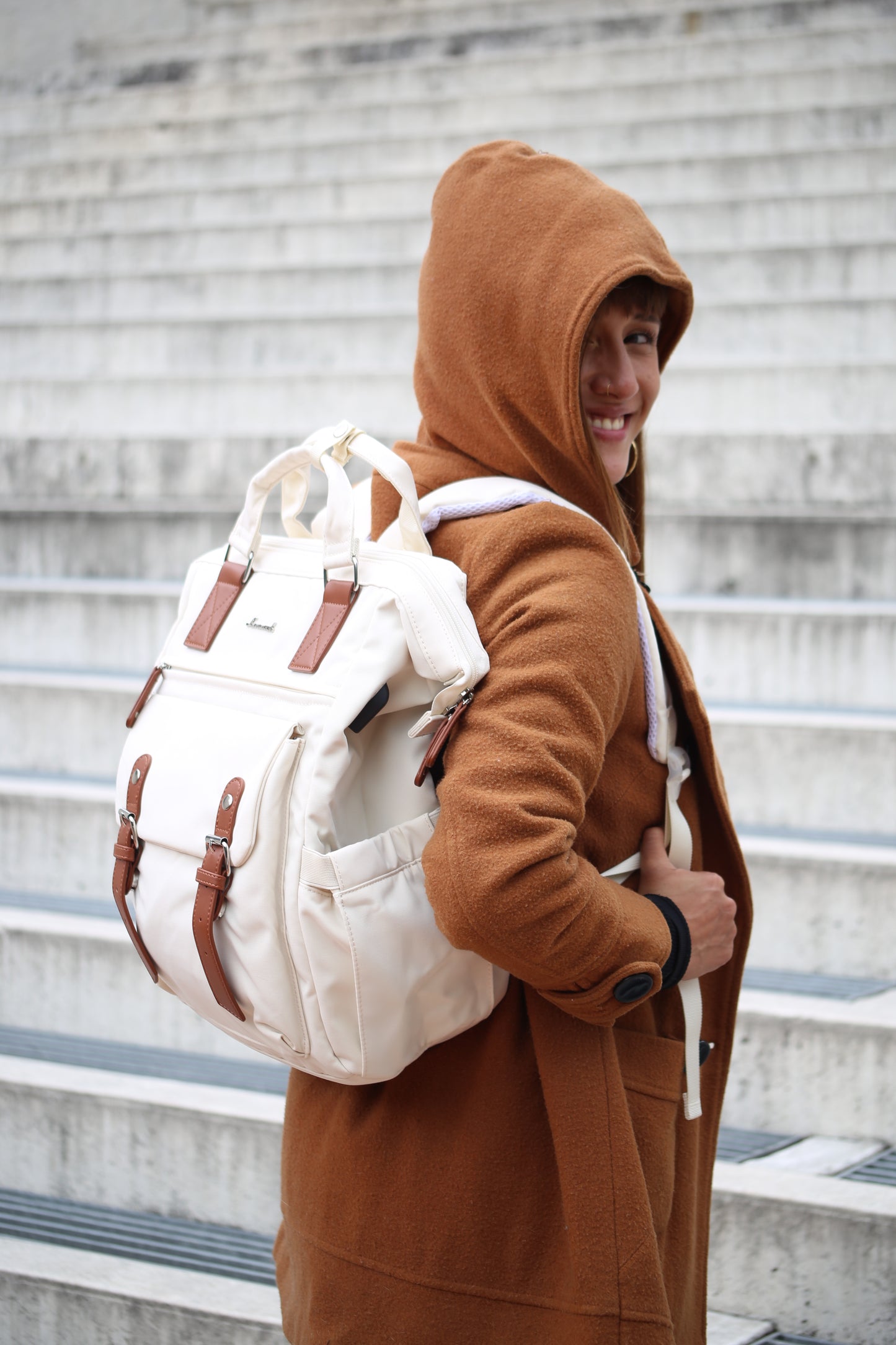 Morral poliéster con 22 bolsillos color crema