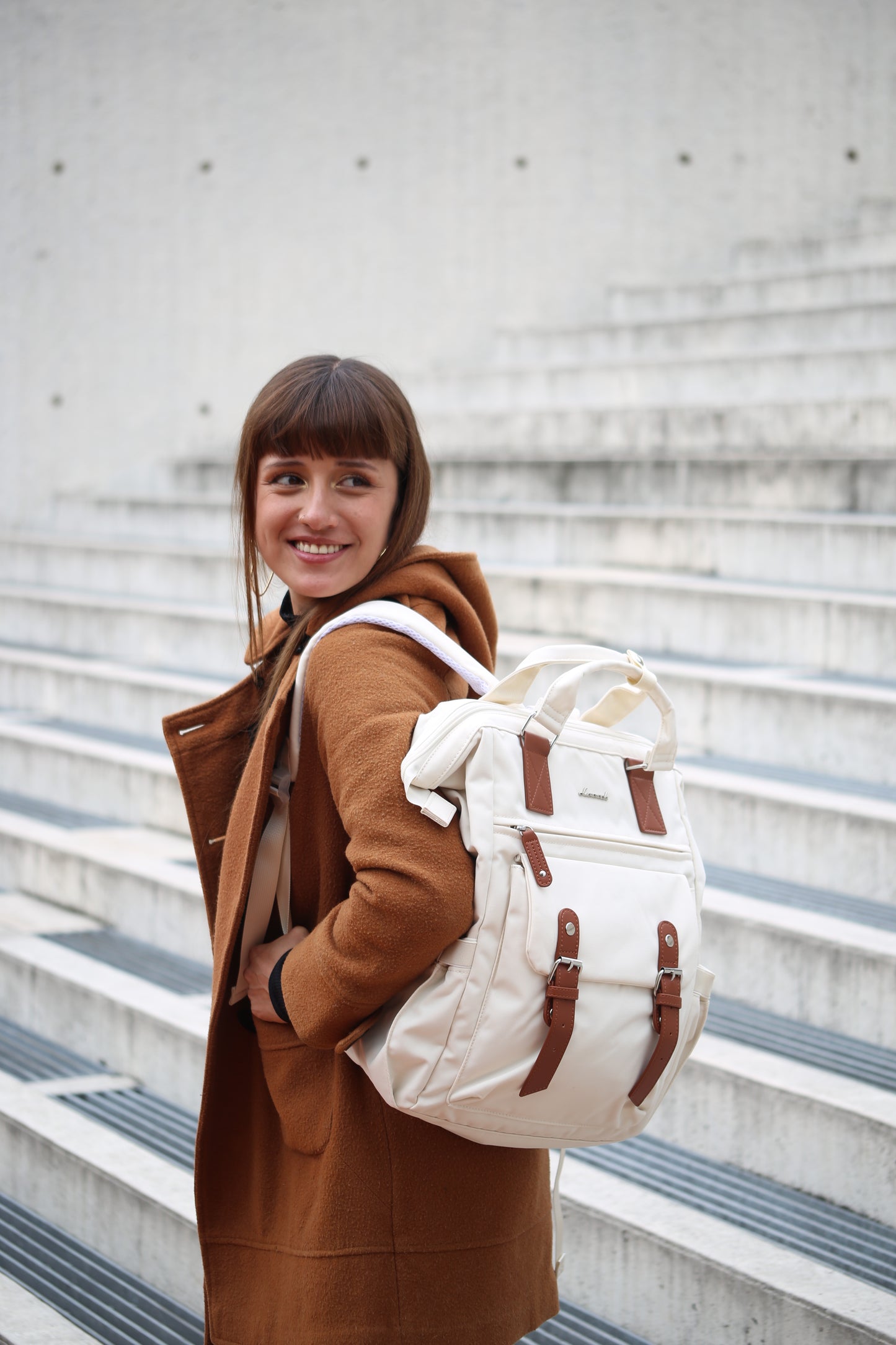 Morral poliéster con 18 bolsillos color crema