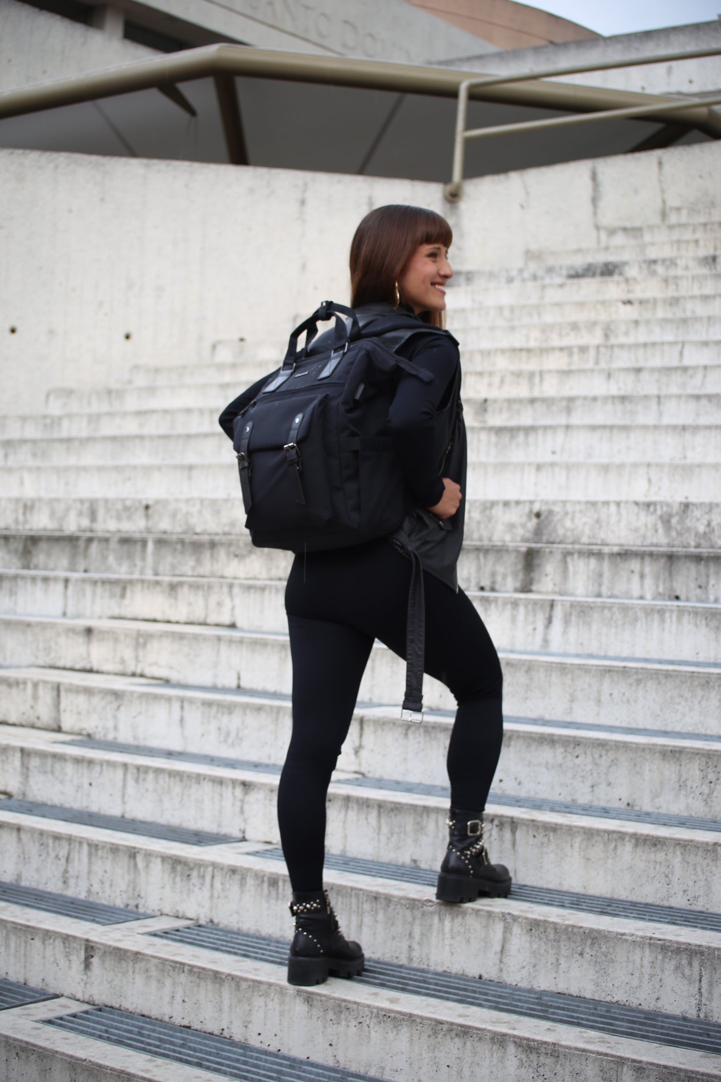 Morral poliéster con 22 bolsillos color negro